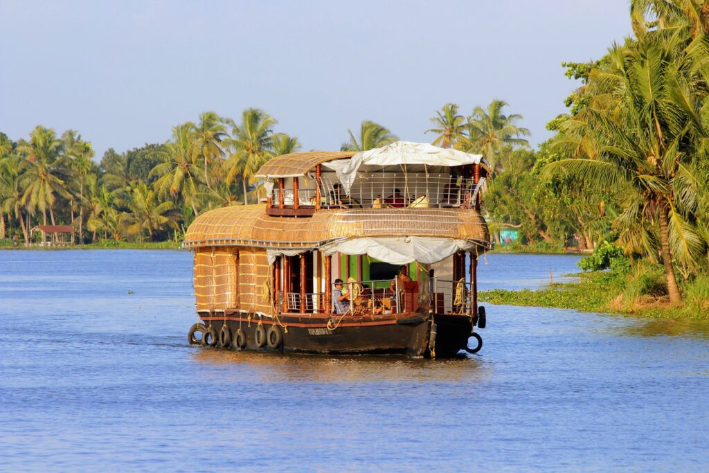 houseboat-kerala-2791119_1920